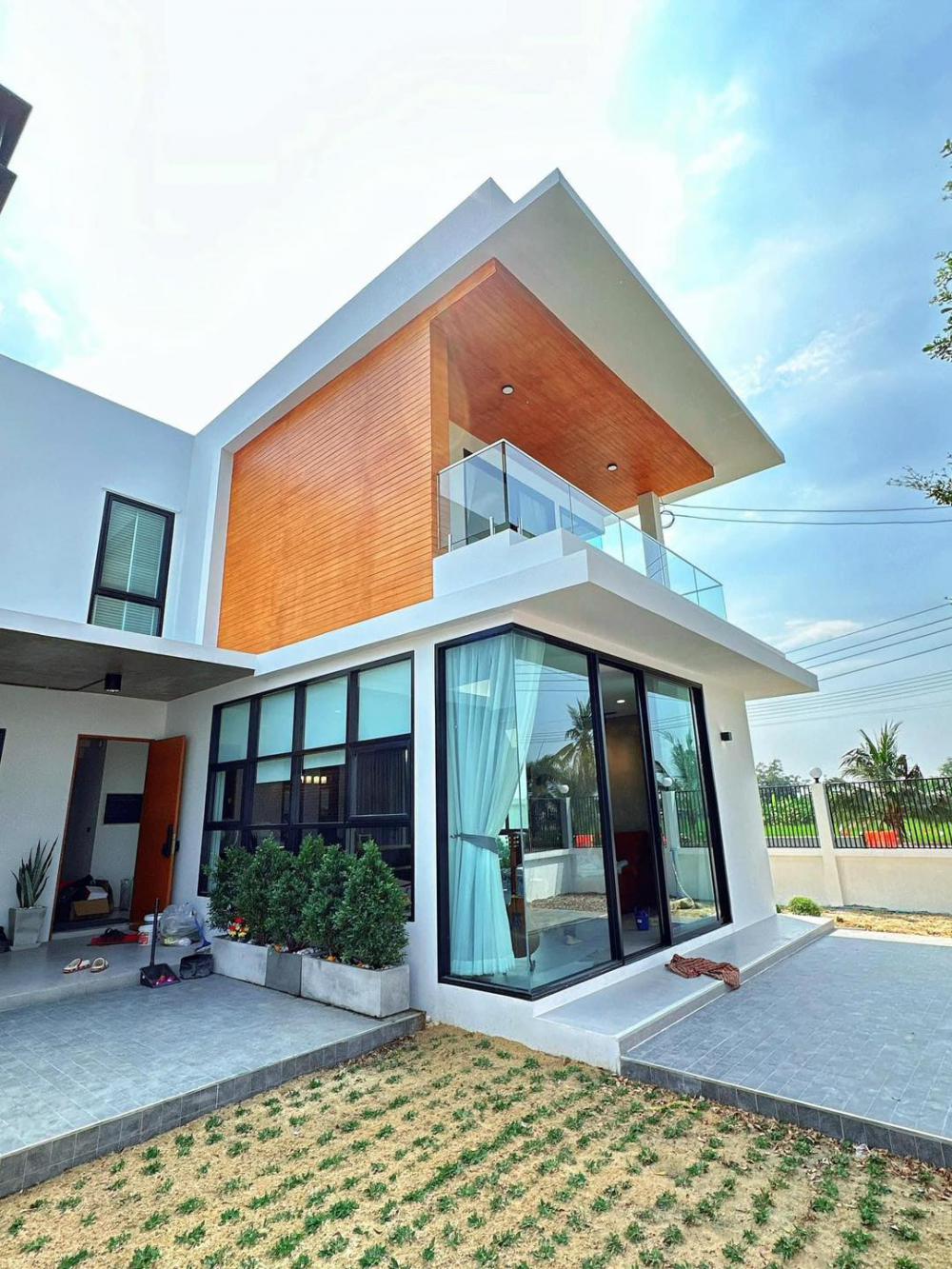 บ้านสวยออกแบบสไตล์ Modern Minimal 3 ห้องนอน + ห้องแต่งตัว, 4 ห้องน้ำ, 3 ที่จอดรถ, ห้องรับแขก, 2 ห้องครัว, ห้องอาหาร, ส่วนพักผ่อน, ห้องเก็บของ, ห้องอเนกประสงค์, พื้นที่สวนในบ้าน ราคา 5.59 ล้านบาท รูปที่ 1